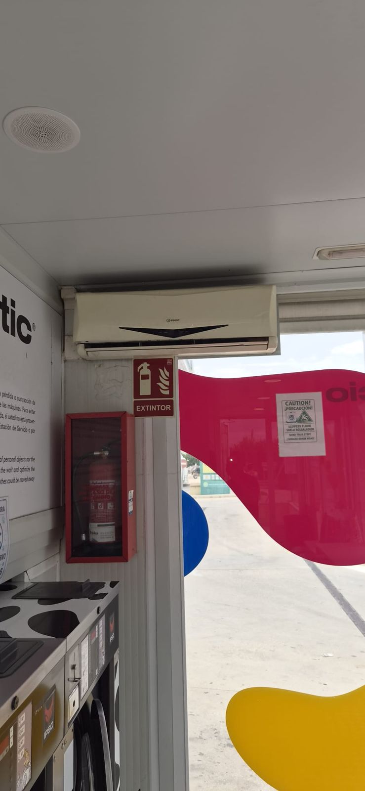 Equipo de aire acondicionado split instalado en local comercial en Vega Baja