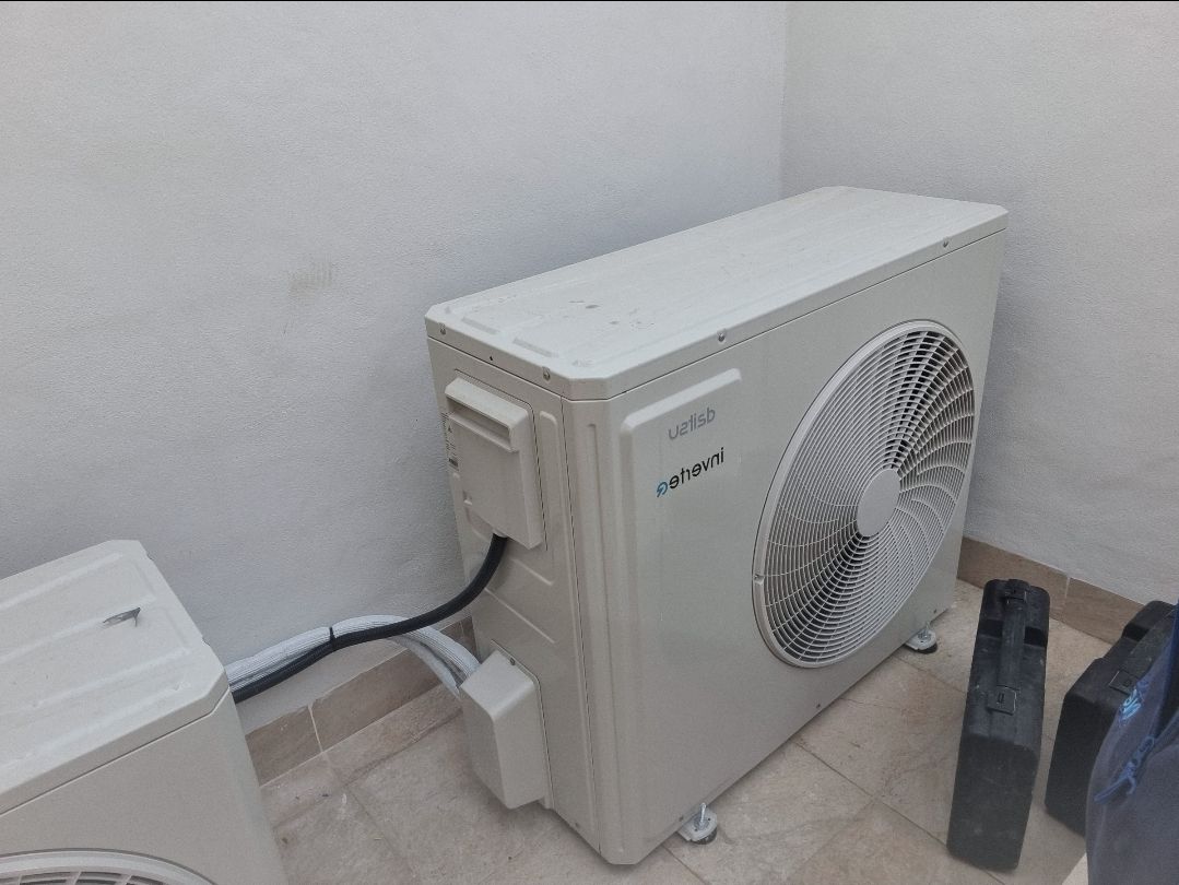 Unidad exterior de bomba de calor instalada en patio